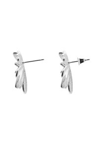 Orecchini a stud a forma di farfalla in argento con ali testiurate, dotati di una finitura lucida e di un perno dritto per un attacco sicuro.
