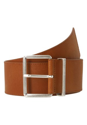 Bruine leren riem met een gestructureerde zilveren rechthoekige gesp, netjes opgerold tegen een witte achtergrond.