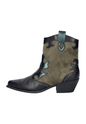 Enkellaarzen in zwart en olijfgroen suède, westernstijl, met decoratieve metalen groene vlammenpatronen en kleine zilveren studs op hiel en teen.