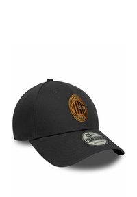 Schwarze Baseballmütze mit orangefarbigem gesticktem Logo, gebogenem Schirm und verstellbarem Riemen auf der Rückseite. Hergestellt aus weichem Stoff mit glatter Textur.