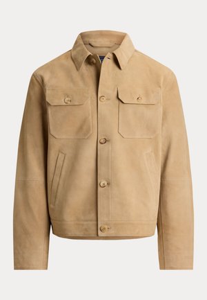 Beige suède jas met knopen aan de voorkant, twee borstzakken met klep en zijzakken met splitten, voorzien van een klassieke kraag en lange mouwen.