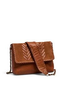 Sac à main en cuir marron avec un devant en suède texturé, motif chevron en relief, et une sangle tressée, doté d'un accent en chaîne et d'un rabat.