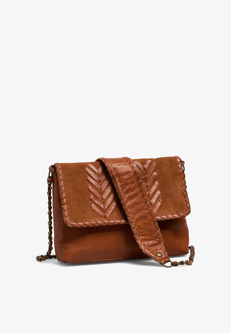 Sac à main en cuir marron avec un devant en suède texturé, motif chevron en relief, et une sangle tressée, doté d'un accent en chaîne et d'un rabat.