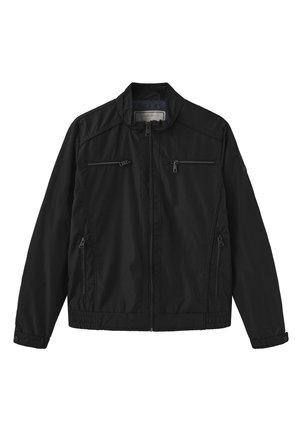 Zwarte lichtgewicht jas met mesh voorkant, volledige ritssluiting aan de voorkant, twee borstzakken en twee zijzakken met ritssluiting, en een opstaande kraag met drukknopen bij de manchetten.