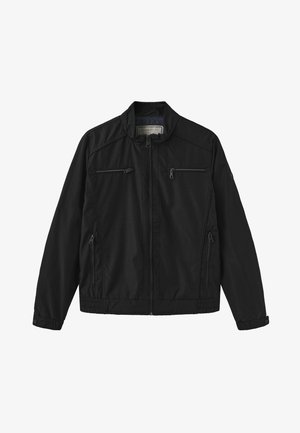 Zwarte lichtgewicht jas met mesh voorkant, volledige ritssluiting aan de voorkant, twee borstzakken en twee zijzakken met ritssluiting, en een opstaande kraag met drukknopen bij de manchetten.