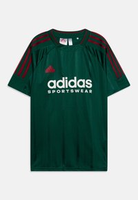 Jersey deportivo verde de Adidas con acentos en rojo de tres rayas, con cuello redondo, mangas cortas y gran logo blanco "adidas SPORTSWEAR".