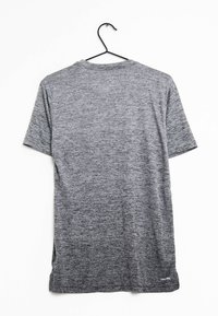 Grå kortärmad t-shirt i texturerat tyg med rundad halsringning och sidopenningar, med en liten "climatte"-logotyp vid fållingen.