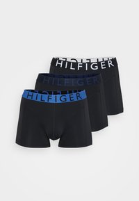 Schwarze Boxer-Briefs im Dreierpack. Mit elastischen Taillenbändern in Blau, Marineblau und Weiß, auf denen das Logo "HILFIGER" abgebildet ist. Glatter Stoff mit schmalem Schnitt.