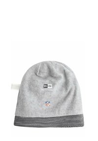 Graue Mütze aus Polyester mit einem strukturierten, dunkelgrauen Band, versehen mit den Logos von New Era und der NFL, insgesamt glatte Oberfläche.