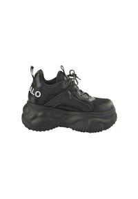 Texturált szintetikus anyagból készült, vastag gumi talppal rendelkező, masszív fekete sneakers, hálós panelek és logó kiegészítők találhatók rajtuk.