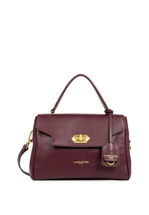 Borsa a tracolla in pelle borgogna con un design strutturato, hardware dorato, chiusura a pattina e un'etichetta removibile con il logo.