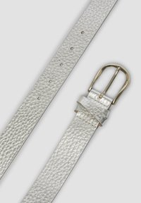 Srebrny skórzany pasek z teksturowanym wykończeniem, pięcioma otworami do regulacji i metalową klamrą. Materiał jest gładki, z subtelnym połyskiem.
