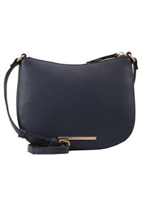 Navy kožená crossbody taška s zakřiveným tvarem, zdobená zlatými kovovými prvky a nastavitelným popruhem. Hladká textura s minimalistickým designem.