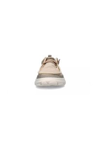 Scarpa da ginnastica beige con tomaia in morbido camoscio e dettagli in mesh, dotata di una suola intermedia testurizzata e lacci elasticizzati per una vestibilità facile.