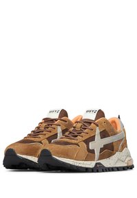 Zapatillas de ante marrón con acentos grises, interior naranja y una entresuela blanca moteada; cuentan con punta redondeada y cordones texturizados.