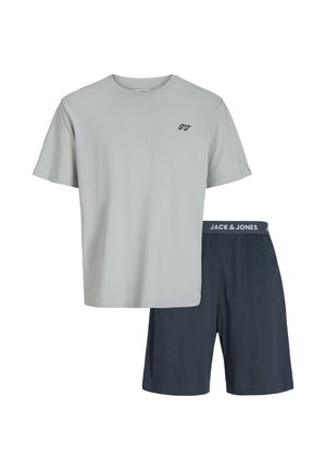 Grauer Baumwoll-T-Shirt mit schwarzem Logo und kurzen dunkelblauen Shorts mit einem gebrandeten Taillenbund, bietet eine glatte Textur und eine lockere Passform.