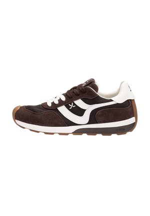 Baskets basses en daim marron et noir avec des accents blancs, des lacets blancs et une semelle en gomme, vues de côté sur un fond blanc.