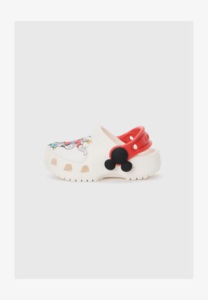 Biele gumové sabo s grafikou kresleného hrdinu, červeným remienkom, čiernymi akcentmi v tvare Mickey Mouse a ventilačnými otvormi.