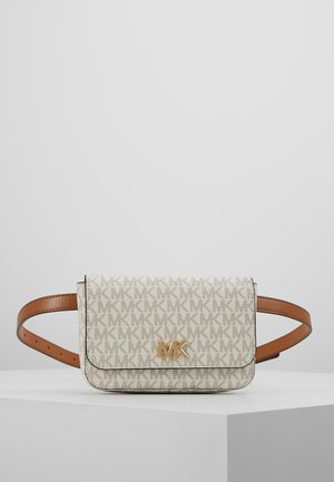Marsupio Michael Kors beige e marrone chiaro con motivo, logo MK dorato e tracolla regolabile in pelle marrone su un piedistallo bianco.