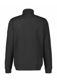 Schwarzer Pullover mit hohem Kragen, strukturierter Stoff, gerippte Bündchen und Saum, mit minimalistischer Gestaltung ohne sichtbare Logos oder Muster.