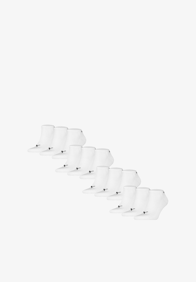 Calze alla caviglia bianche realizzate in tessuto morbido con una texture a coste, caratterizzate da un piccolo logo nero sul lato. Il set comprende più paia.