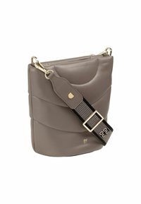 Borsa a tracolla in pelle grigia con design trapuntato, hardware oro e una tracolla regolabile a strisce in contrasto. Forma semplice e moderna.