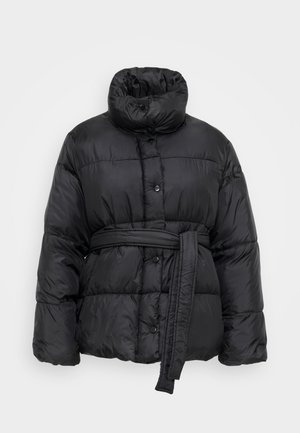 Melnas pūkainās jakas ar augstu apkakli, pogām ar uzspiedēm un jostu vidukļa daļā. Ar quilted dizainu un spīdīgu auduma tekstūru.