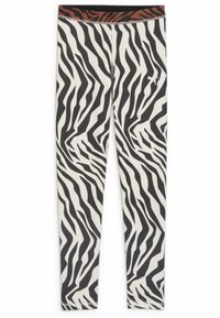 Leggings con stampa zebratica in bianco e nero, con una texture liscia, caratterizzati da una fascia in vita di colore nero e arancione.