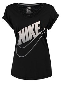 Svart bomullst-shirt med en stor silver "NIKE" logotyp och en swoosh-grafik, korta ärmar, rund halsringning och avslappnad passform.