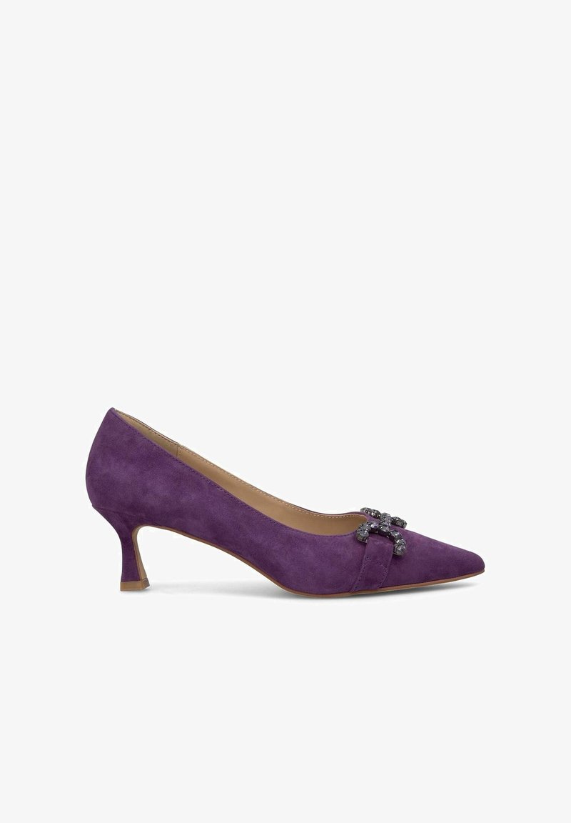 Chaussure en daim violet à bout pointu avec un petit talon et un ornement décoratif en forme de bijou noir sur la lanière avant.