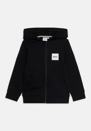 Czarna bluza z kapturem na cały zamek, z przednimi kieszeniami, kapturem i białą, kwadratową naszywką z logo "BOSS" na lewej piersi.