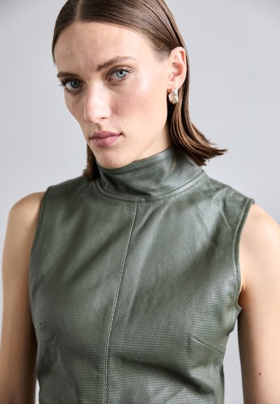 REMAIN Topper - deep depths