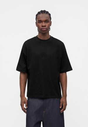 FAVELA EMBROIDERY CROSS - Základné tričko - black
