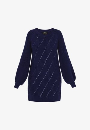 Tengeri kék kötött pulóverruha hosszú, térfogatú ujjal és átlós fémes díszítéssel. Texturált minta és kerek nyakmegoldás.
