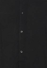 Zwarte button-up shirt met een gladde textuur, zes knopen aan de voorkant en subtiele stikdetails langs de sluiting.