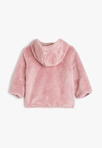Rosa Fleecejacke mit Kapuze, die eine weiche Textur, kurze Ärmel und einen entspannten Schnitt aufweist. Die Rückansicht zeigt keine Verschlüsse oder Taschen.
