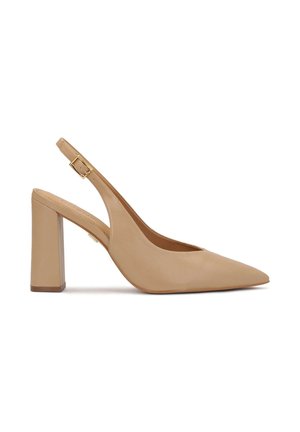 Beige læderslingback med høje hæle, spids tå, blokhæle og guldbucklespænde på hvid baggrund.