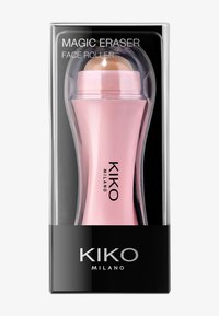 Rosa KIKO Milano Magic Eraser ansiktsrulle med en rund applikator, visad i genomskinlig svart och transparent förpackning.