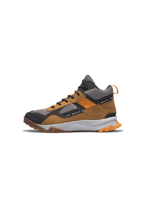 Półwysokie buty trekkingowe w kolorze czarnym, szarym i beżowym. Posiadają metkę GORE-TEX, teksturowaną gumową podeszwę oraz pomarańczowe akcenty na pięcie i w okolicach sznurowania.