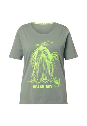 Graues Baumwoll-T-Shirt mit einem neon-grünen Grafikmotiv eines langhaarigen Hundes und eines Krebses, darunter der Text "BEACH BOY", runder Ausschnitt, kurze Ärmel.