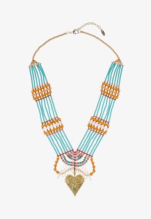 Collier de perles avec accents turquoise, orange et rose, orné d'un pendentif cœur en or, détails élaborés et design à multiples rangs.