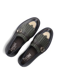 Donkergroene leren loafers met franjes en gouden studs. Bruine leren riem met een ronde gesp. Zwarte zolen. Merkennaam aan de binnenkant.