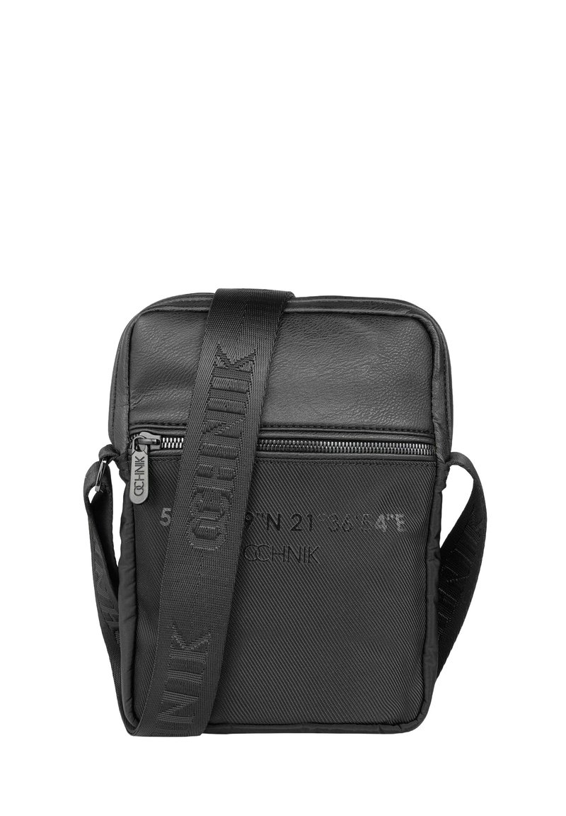 Czarna torba na ramię wykonana z teksturowanej skóry i nylonu, z zamkiem błyskawicznym, regulowanym pasek oraz wytłoczonymi detalami z logo.