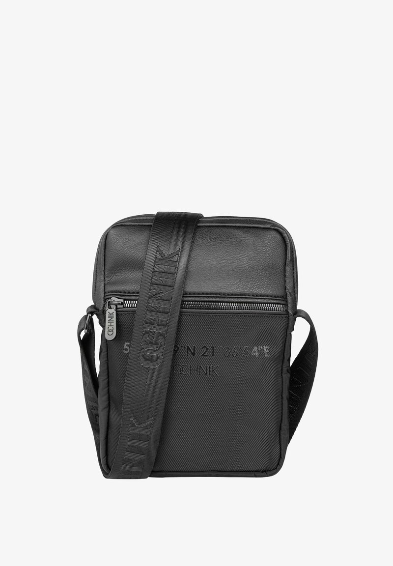 Czarna torba na ramię wykonana z teksturowanej skóry i nylonu, z zamkiem błyskawicznym, regulowanym pasek oraz wytłoczonymi detalami z logo.