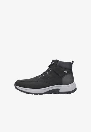 Schwarze Ankle Boots aus Leder mit grauer Gummisohle, Schnürdesign, gepolstertem Kragen und dezenten Logodetails an der Seite.