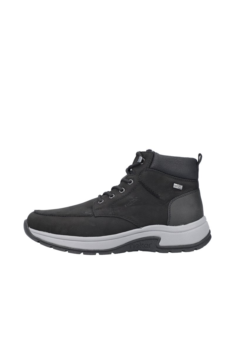 Botas negras hasta el tobillo de cuero con suela de goma gris, diseño de cordones, cuello acolchado y sutil detalle de logo en el lateral.
