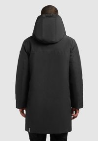 Zwarte parka jack met een grote, gewatteerde capuchon, lange mouwen en een rechte zoom, met een naadloos ontwerp en een gladde textuur.