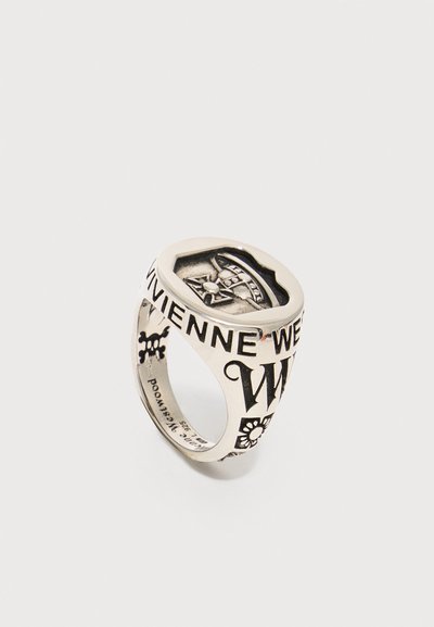 Sølvring med siget tryk, graveret med et kroneemblem på toppen og teksten "VIVIENNE WESTWOOD" samt blomster- og kraniedesigns rundt om ringen.