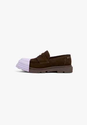 Braune Wildlederschlüpfschuhe mit einer kontrastierenden helllila Gummikappe, die über eine strukturierte Oberfläche und eine robuste braune Sohle verfügen.