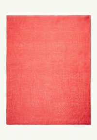 Różowa chusta w kolorze koralowym, wykonana z lekkiego, przezroczystego materiału. Prostokątny kształt o gładkiej fakturze i subtelnych wariacjach powierzchni.